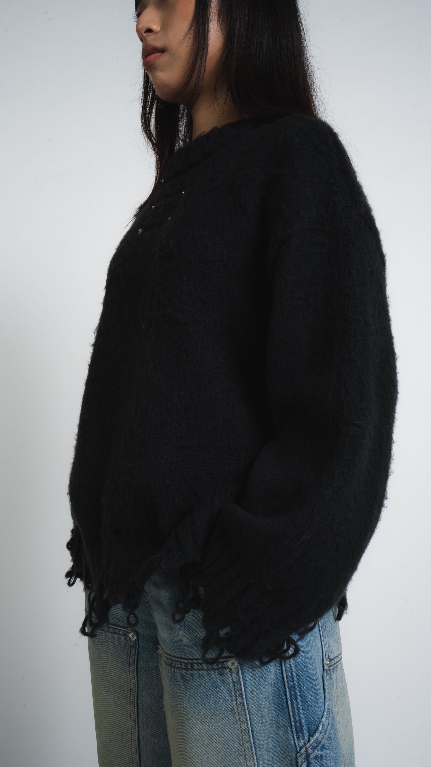 BLACK DISTRESSED SWEATER