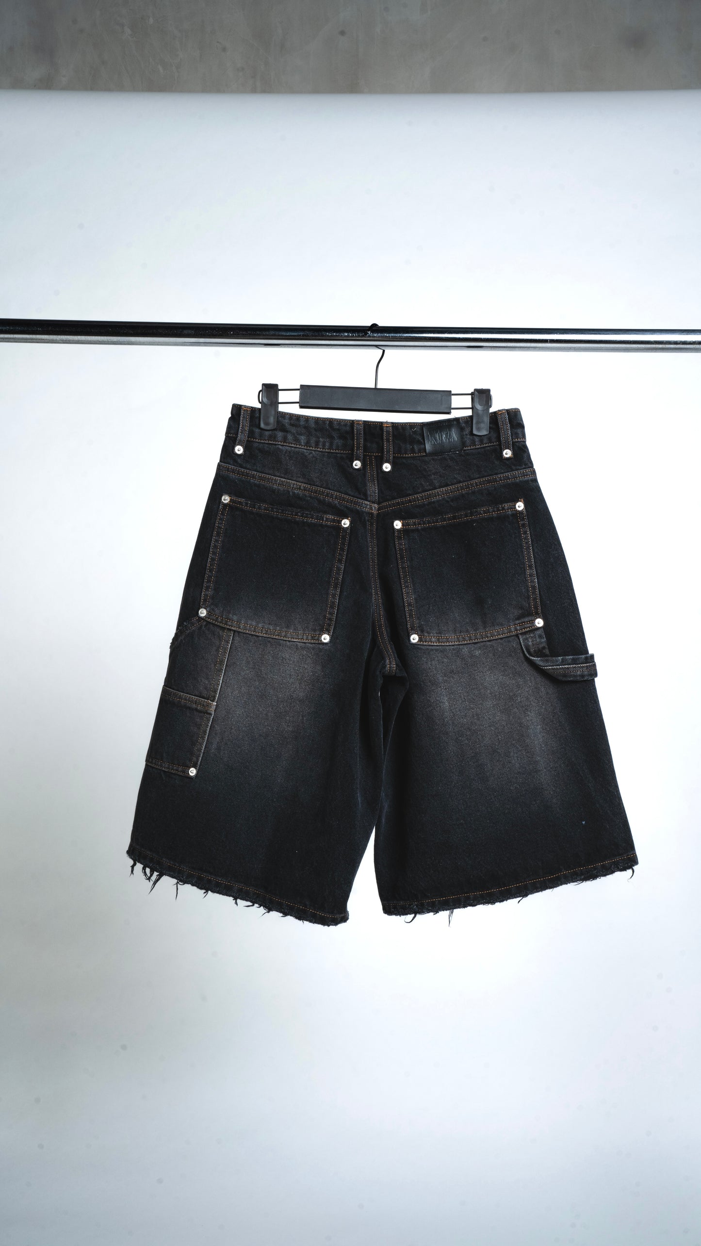 PANELED DENIM SHORT WASHED BLACK