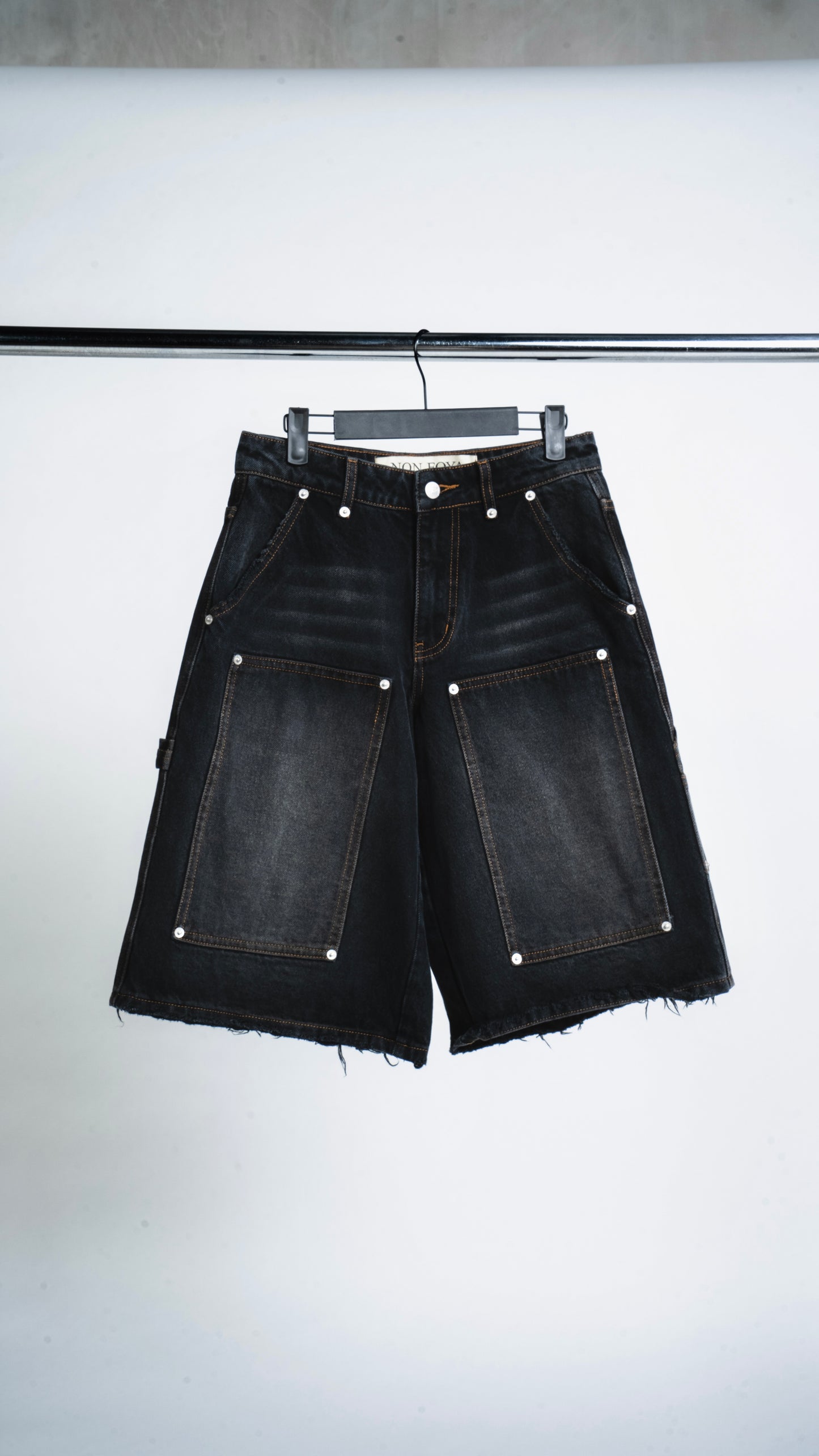 PANELED DENIM SHORT WASHED BLACK