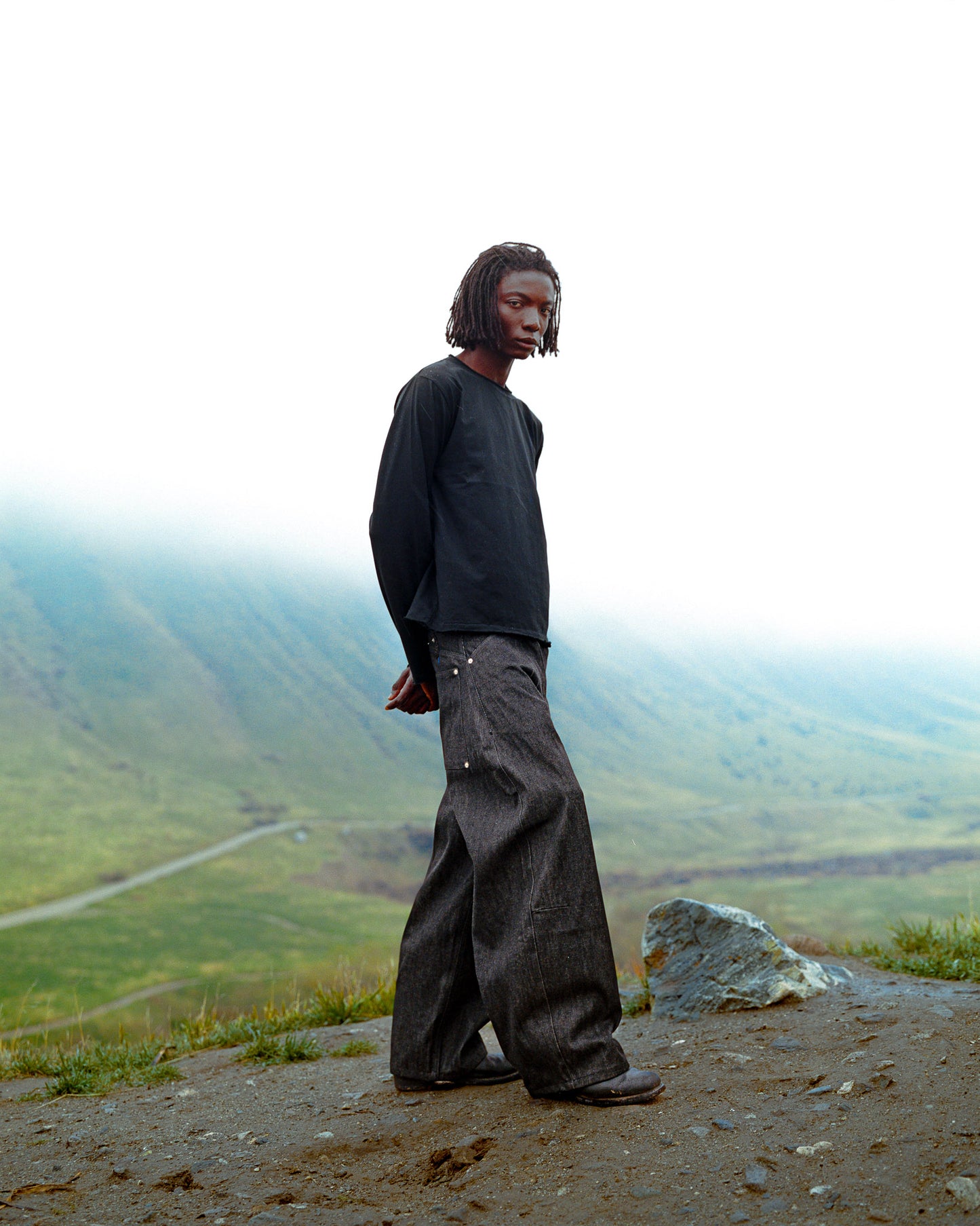 BLACK RAW DENIM BALLOON JEAN