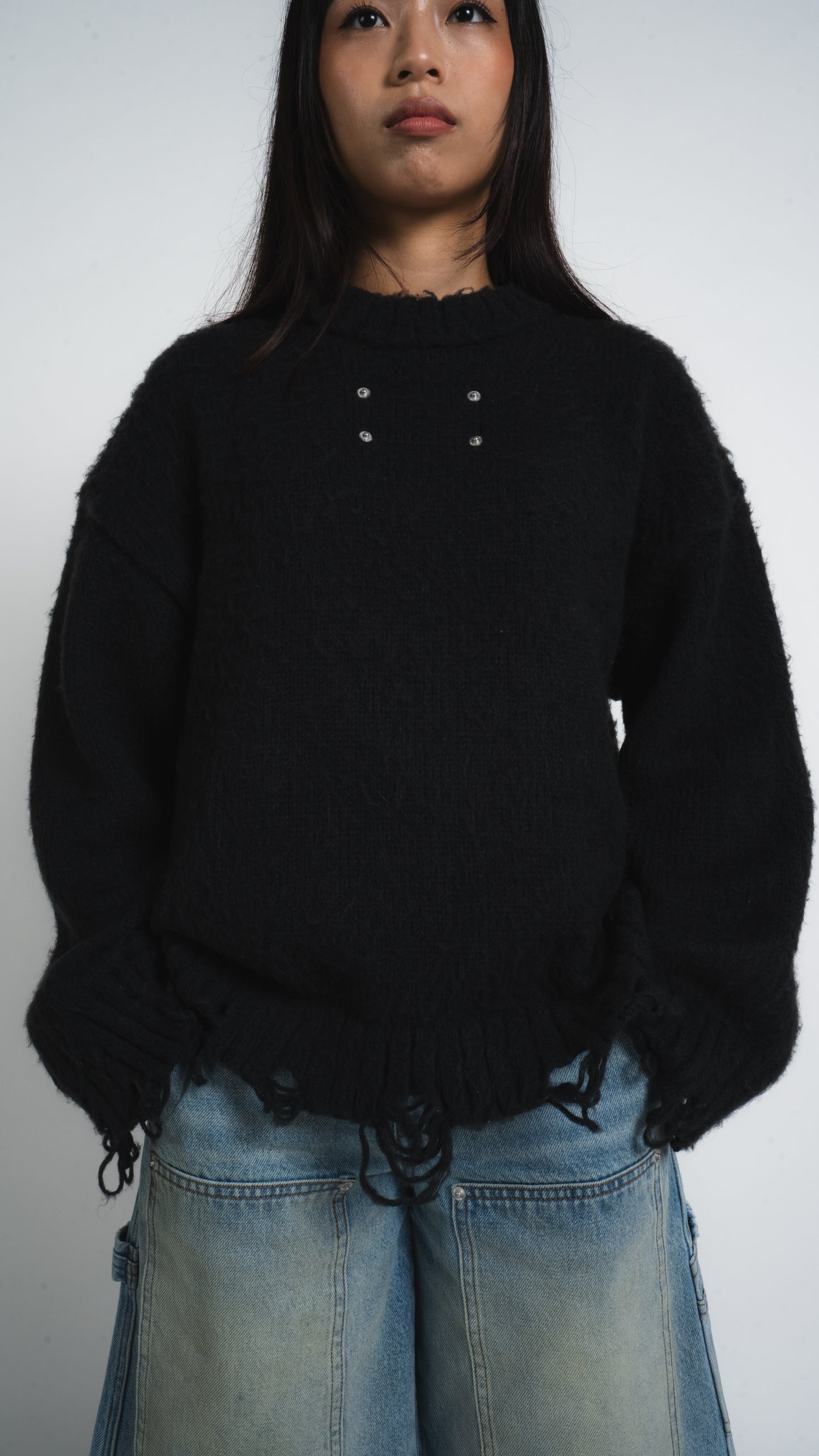 BLACK DISTRESSED SWEATER