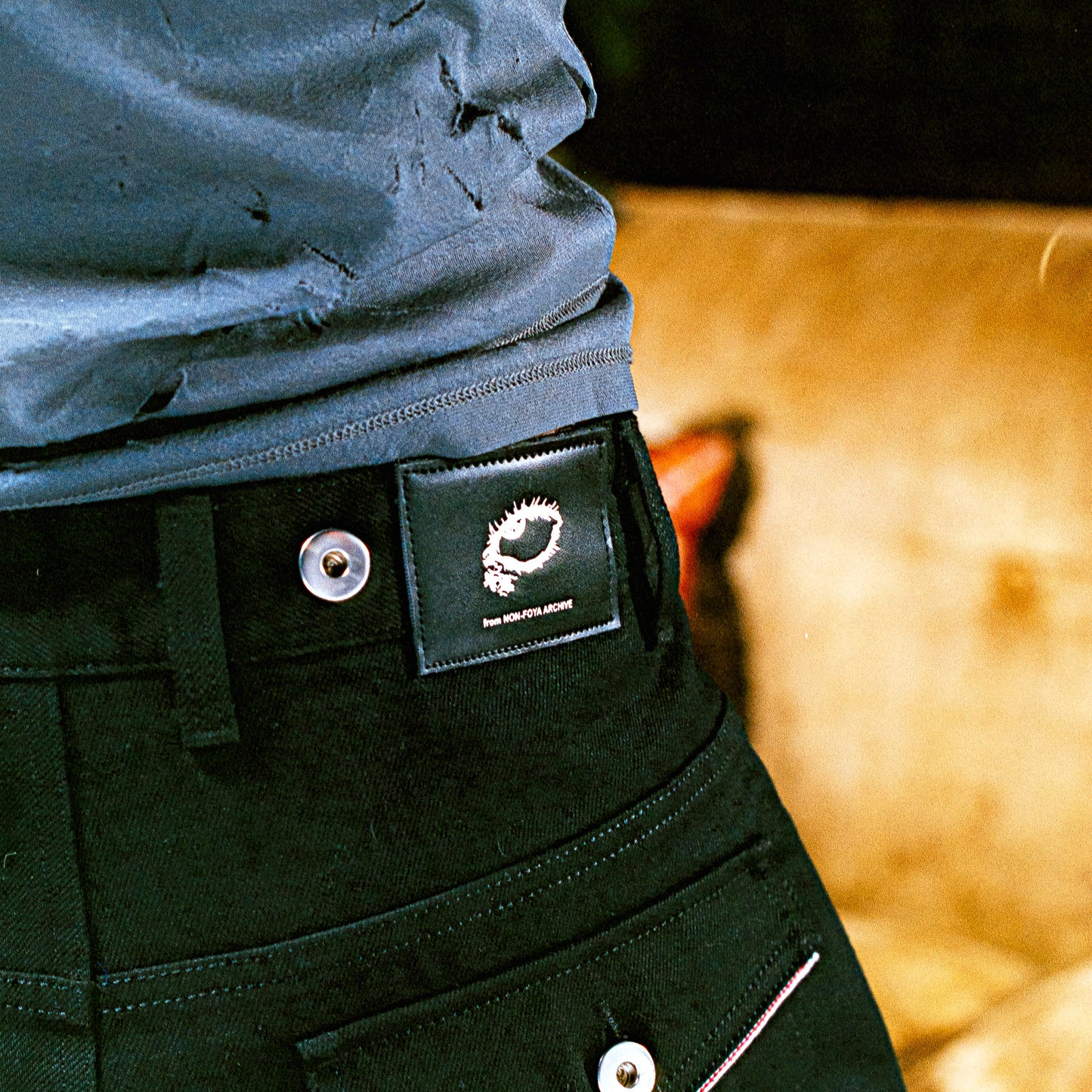 BLACK FLARED SELVEDGE JEAN